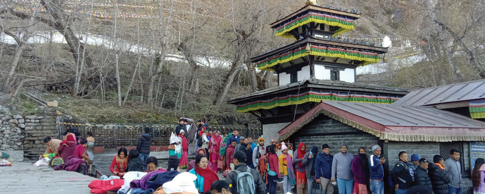 लेक लागेका बिरामीको उपचार मुक्तिनाथमै