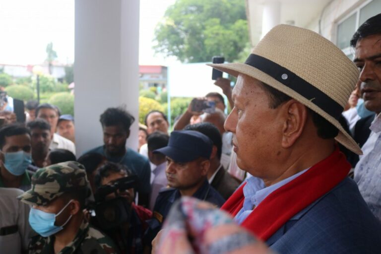 बिरामीका आफन्तले स्वास्थ्य मन्त्रीसमक्ष पोखे गुनासो– ‘समयमै उपचार र औषधि पाइएन’