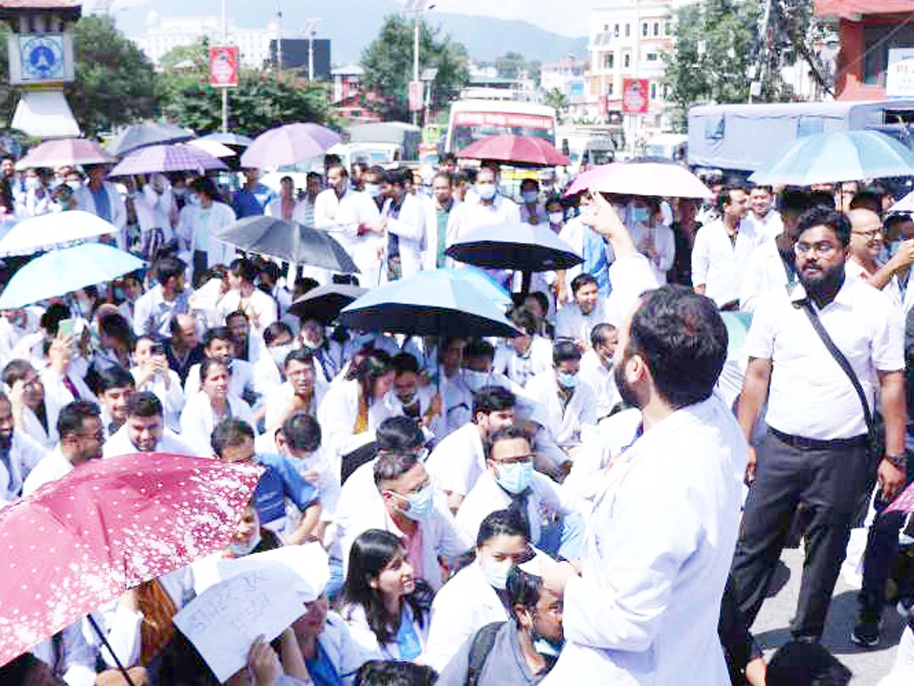 डाक्टरमाथि कुटपिटः काठमाडौंको माइतिघरमा विरोध प्रदर्शन