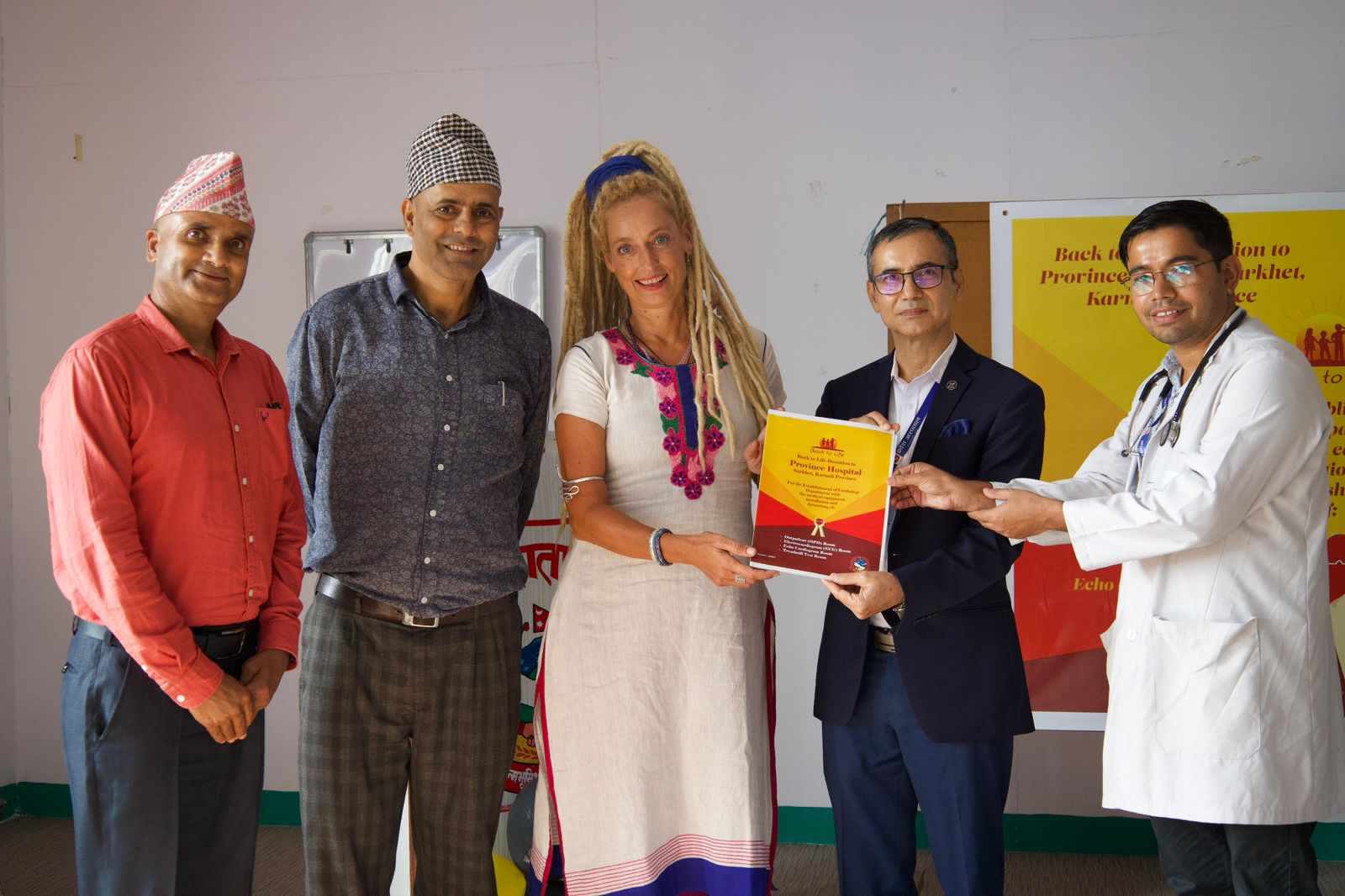 ब्याक टु लाइफद्धारा कर्णाली प्रदेश अस्पताललाई १ करोड बढीको स्वास्थ्य सामग्री सहयोग