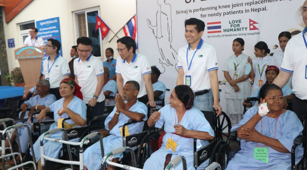 थाइल्यान्डबाट आएका हाडजोर्नी विशेषज्ञको टोलीले गर्यो लुम्बिनीमा ३२ जनाको निःशुल्क घुँडा प्रत्यारोपण