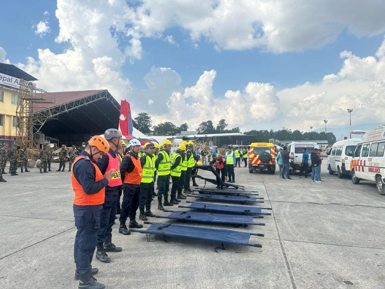 भवन क्षतिग्रस्त भएपछि खुल्ला चौरमा स्वास्थ्य सेवा