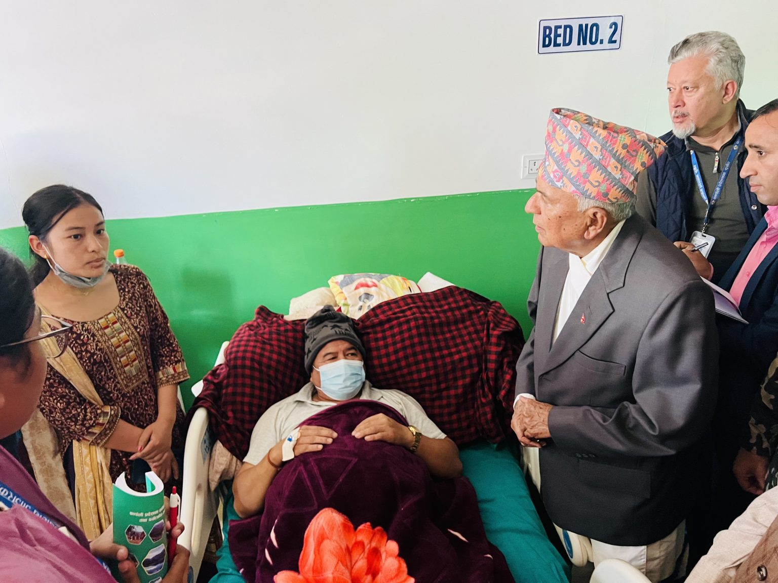 राष्ट्रपति पौडेल जाजरकोटमा:  भूकम्पका घाइतेसँग भेट