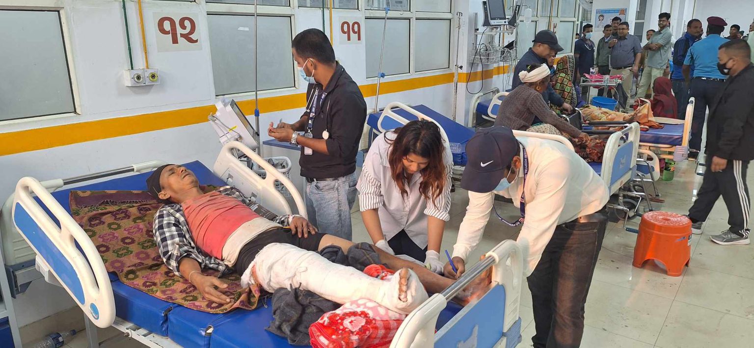 सुदूरबाट स्वास्थ्य सामग्रीसहित चिकित्सक टोली खटियो