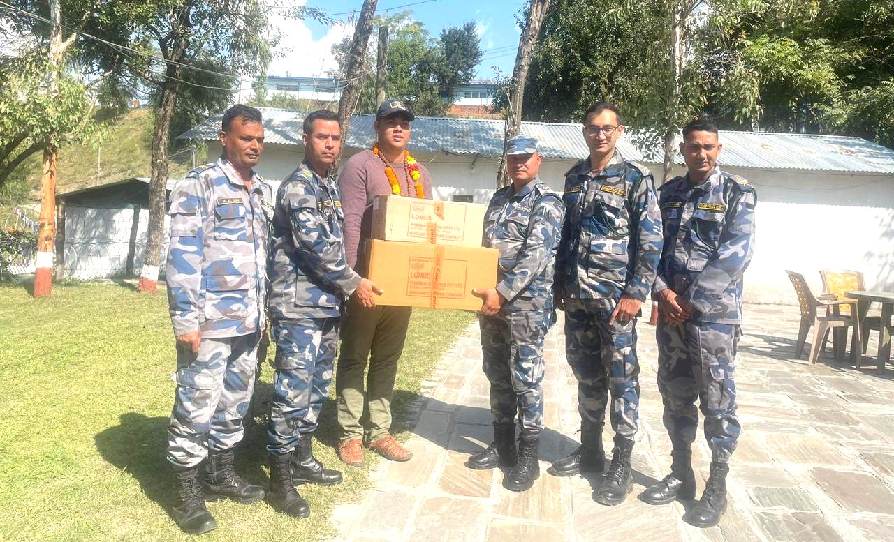 लोमस फर्मासिटिकल्सका प्रनवजङ्ग पाण्डेद्वारा भुकम्पमा घाइते भएकाहरुलाई पेनकिलर औषधि र मल्हम सहयोग