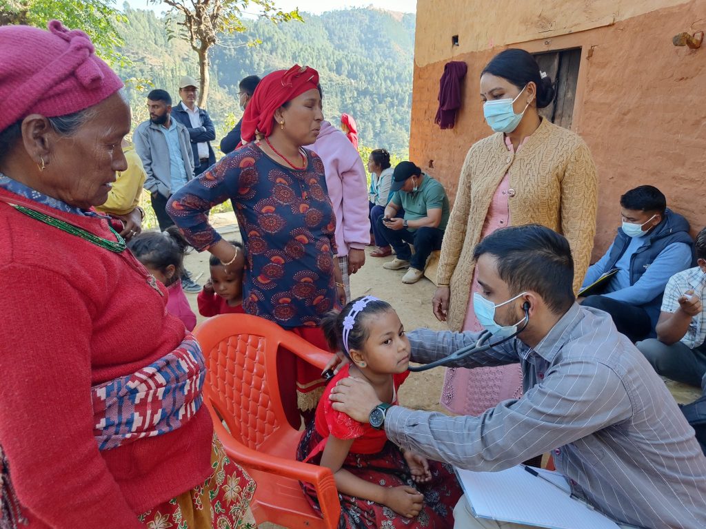 भूकम्प पीडित बिरामी परेपछि स्वास्थ्यकर्मीको टोली घरघरमा