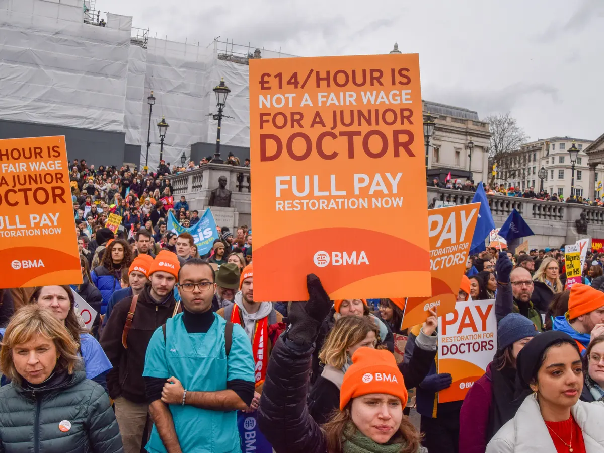 इङ्ल्यान्डका जुनियर डाक्टरहरूले तलब विवाद बढ्दै गएपछि सुरु गरे हडताल