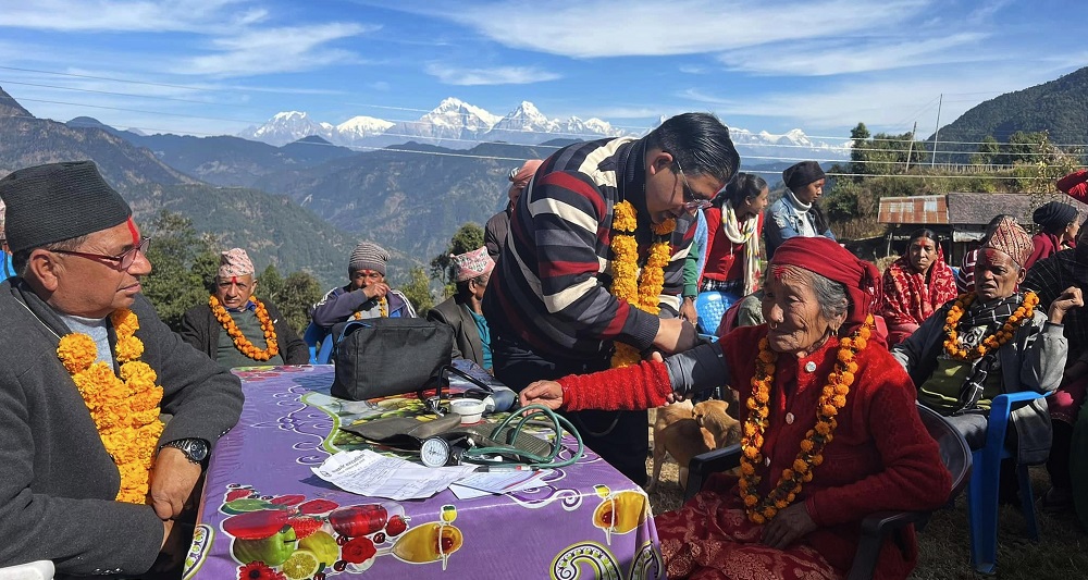 ज्येष्ठ नागरिकको घरमै उपचारः गाउँमा विशेषज्ञ स्वास्थ्य शिविर