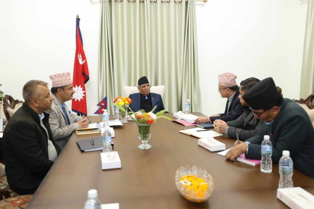 वीर अस्पतालमा आउने बिरामीले गुनासो गर्ने अवस्था आउनु हुन्न : प्रधानमन्त्री दाहाल