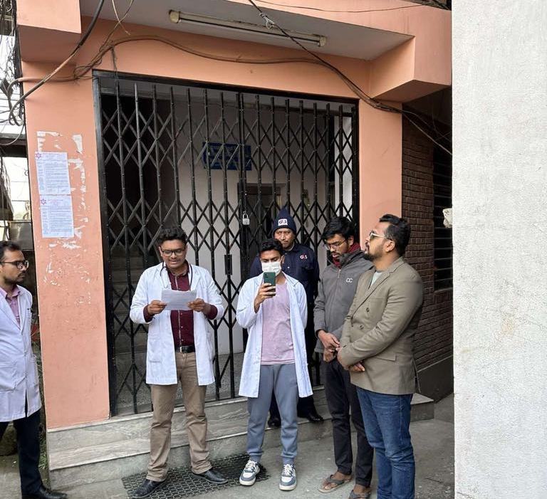 स्वतन्त्र विद्यार्थी युनियनद्धारा महाराजगञ्ज चिकित्सा क्याम्पस डिन कार्यालयमा तालाबन्दी