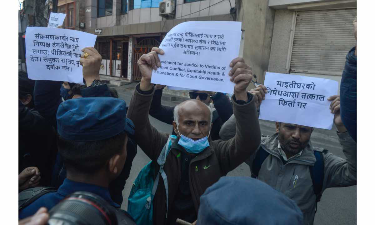 निषेधित क्षेत्र तोडेपछि डाक्टर गोविन्द केसीसहित ९ जना प्रदर्शनकारीलाई प्रहरीले पक्राउ