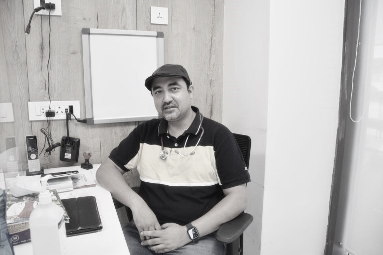 कार दुर्घटना: बाल एवं एलर्जी रोग विशेषज्ञ डा. महेशकुमार गौतमसहित उहाँकी छोरी, छोरा, सासु र ससुराको निधन