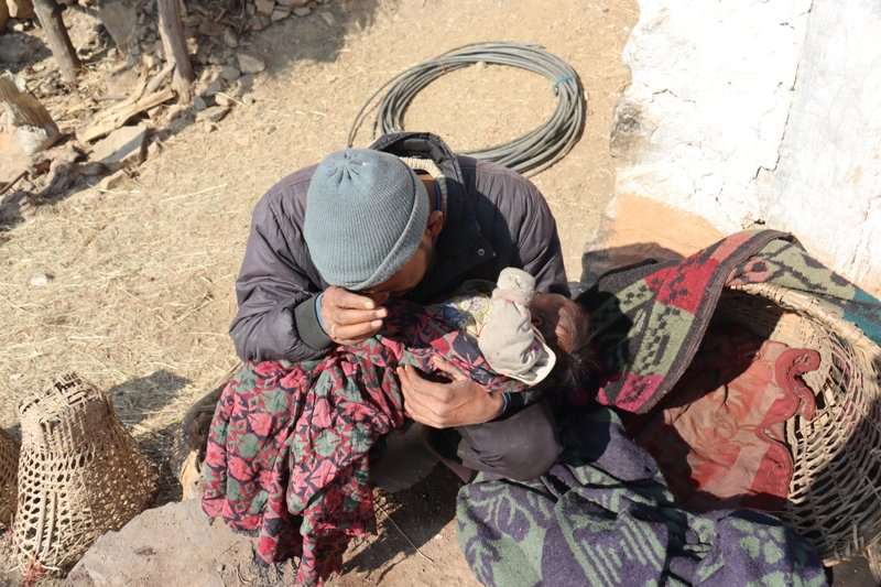 माैसमी भाइरल ज्वराेले आमाको मृत्यु, ४ महिने शिशुसहित तीन बालबच्चाको बिचल्ली