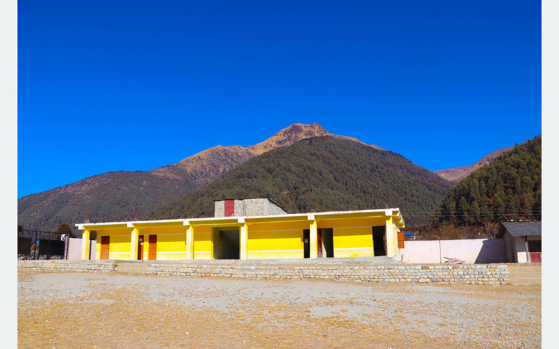 अत्यधिक चिसोले शिक्षक र विद्यार्थी बिरामी