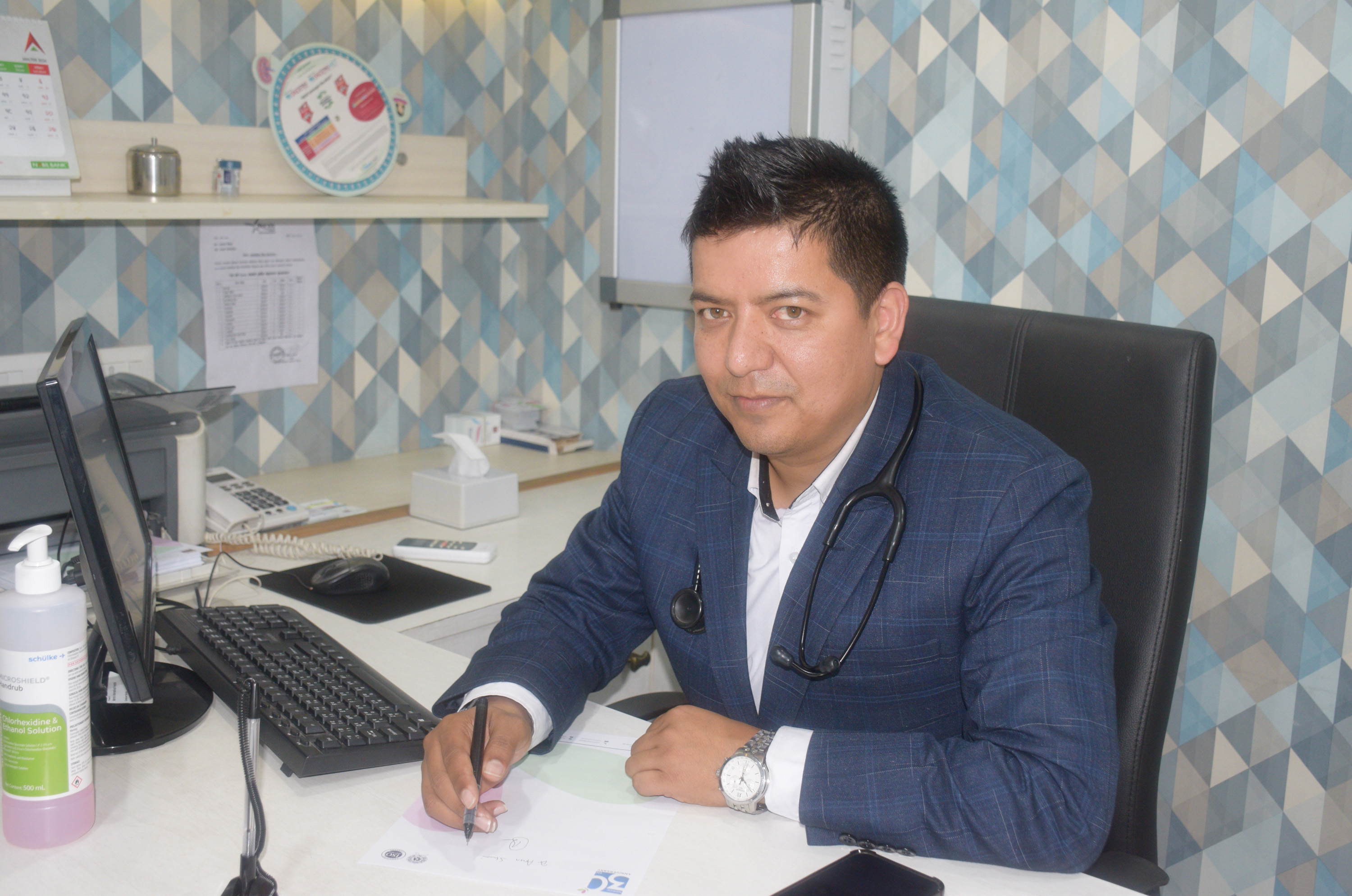 डा. अरुण शाहीलाई अन्तर्राष्ट्रिय मानव अधिकार संगठन नेपालले विशेष सम्मान गर्दै