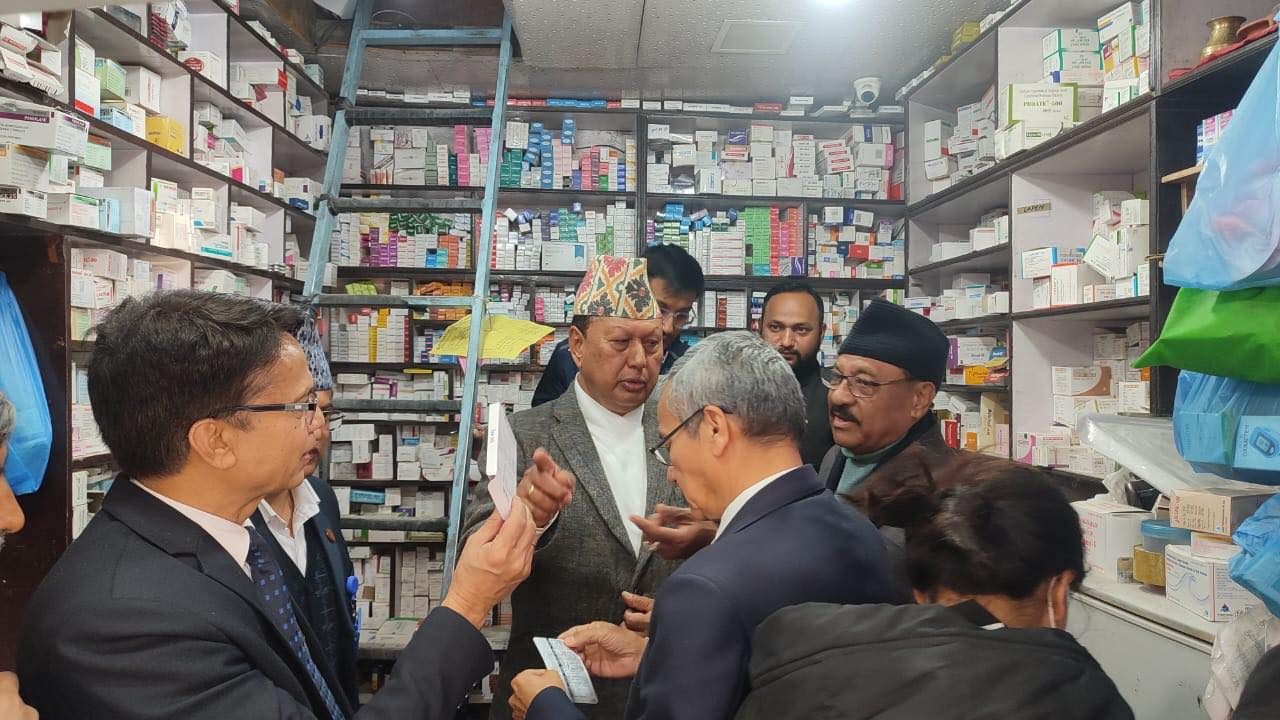 कानून विपरीत सञ्चालित वीर अस्पताल छेउका दुई वटा फार्मेसी बन्द 