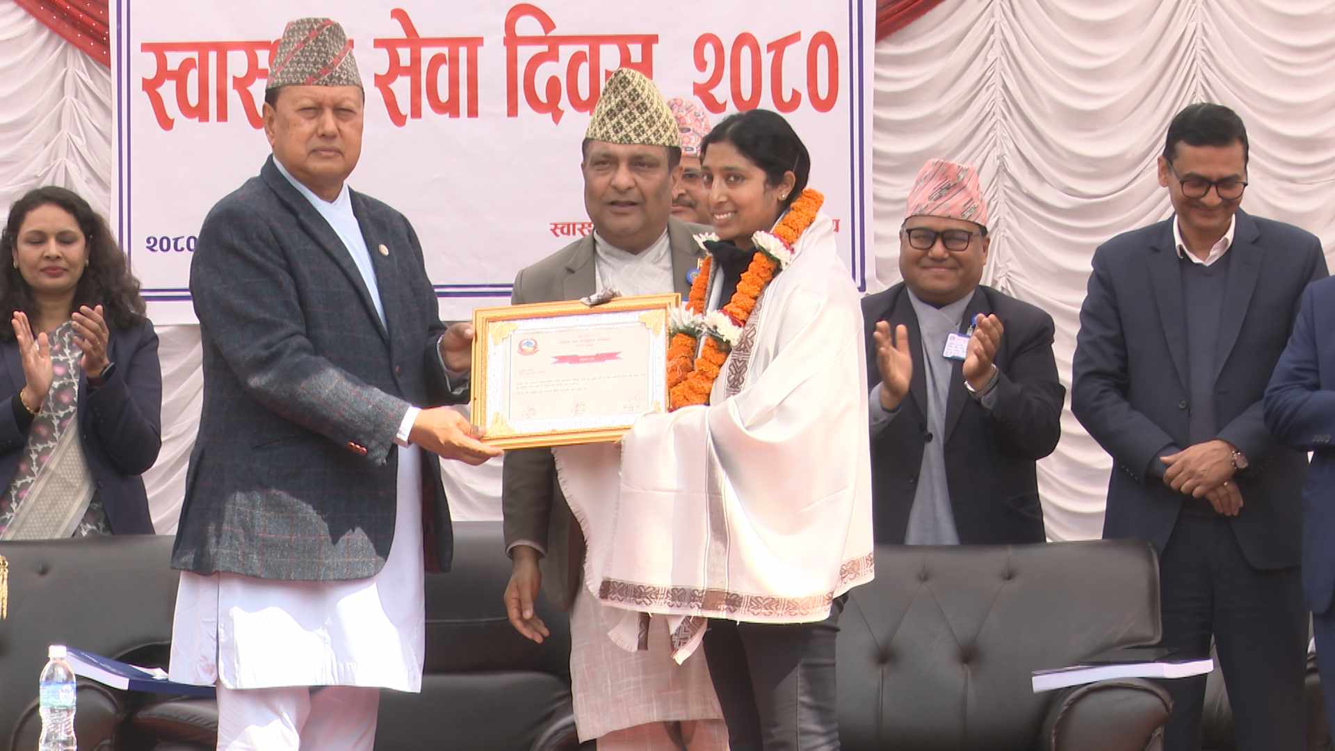 स्वास्थ्य क्षेत्रमा उत्कृष्ठ योगदान गर्ने पाँच स्वास्थ्यकर्मी पुरस्कृत, स्वास्थ्यमा ३० हजार जनशक्ति थप्ने स्वास्थ्य मन्त्रीको उद्घोष