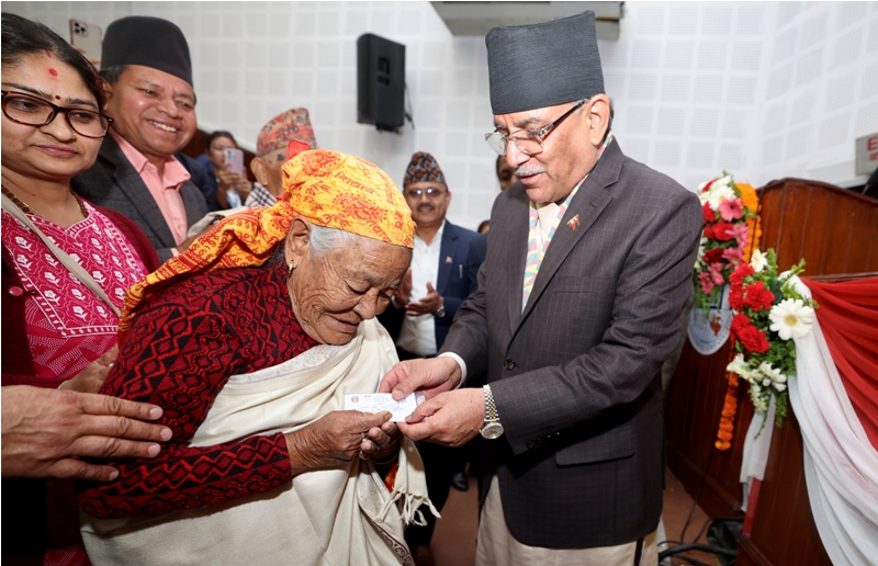 स्वास्थ्य बीमा कार्यक्रमलाई प्रभावकारी तुल्याउन भुक्तानी व्यवस्था सरल बनाऔँः प्रधानमन्त्री दाहाल