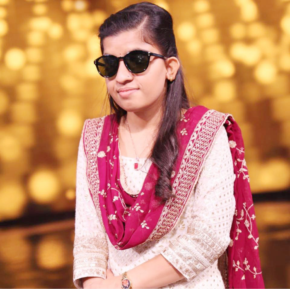 गायिका मेनुका पौडेललाई कृत्रिम आँखा, आँखा नदेखिए पनि अुनहारको लुक्स राम्रो देखिने, चश्मा लगाइरहन नपर्ने