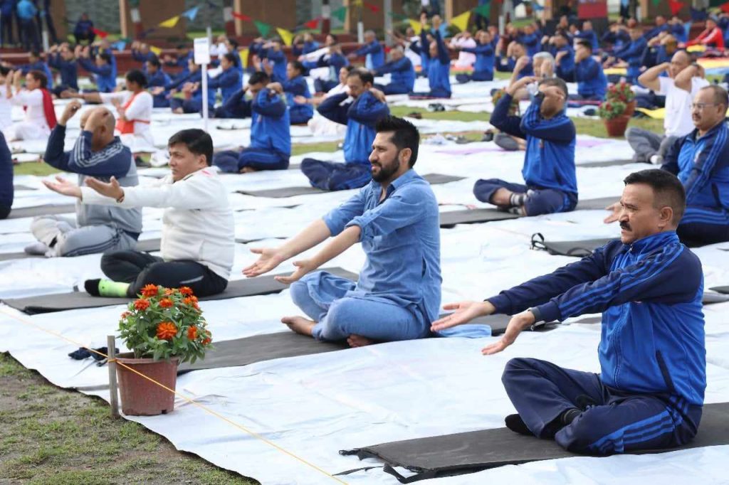 तनाव व्यवस्थापन र निर्णय क्षमता अभिवृद्धि गर्न दैनिक योगाभ्यास गरौँ : गृहमन्त्री लामिछाने