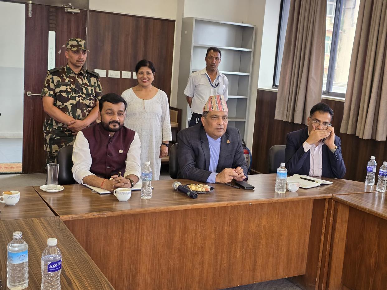 स्वास्थ्यमन्त्री यादवद्धारा परोपकार प्रसूति तथा स्त्रीरोग अस्पताल अनुगमनः जनशक्ति, उपकरण र पूर्वाधार अभाव तत्काल समाधान गर्न निर्देशन