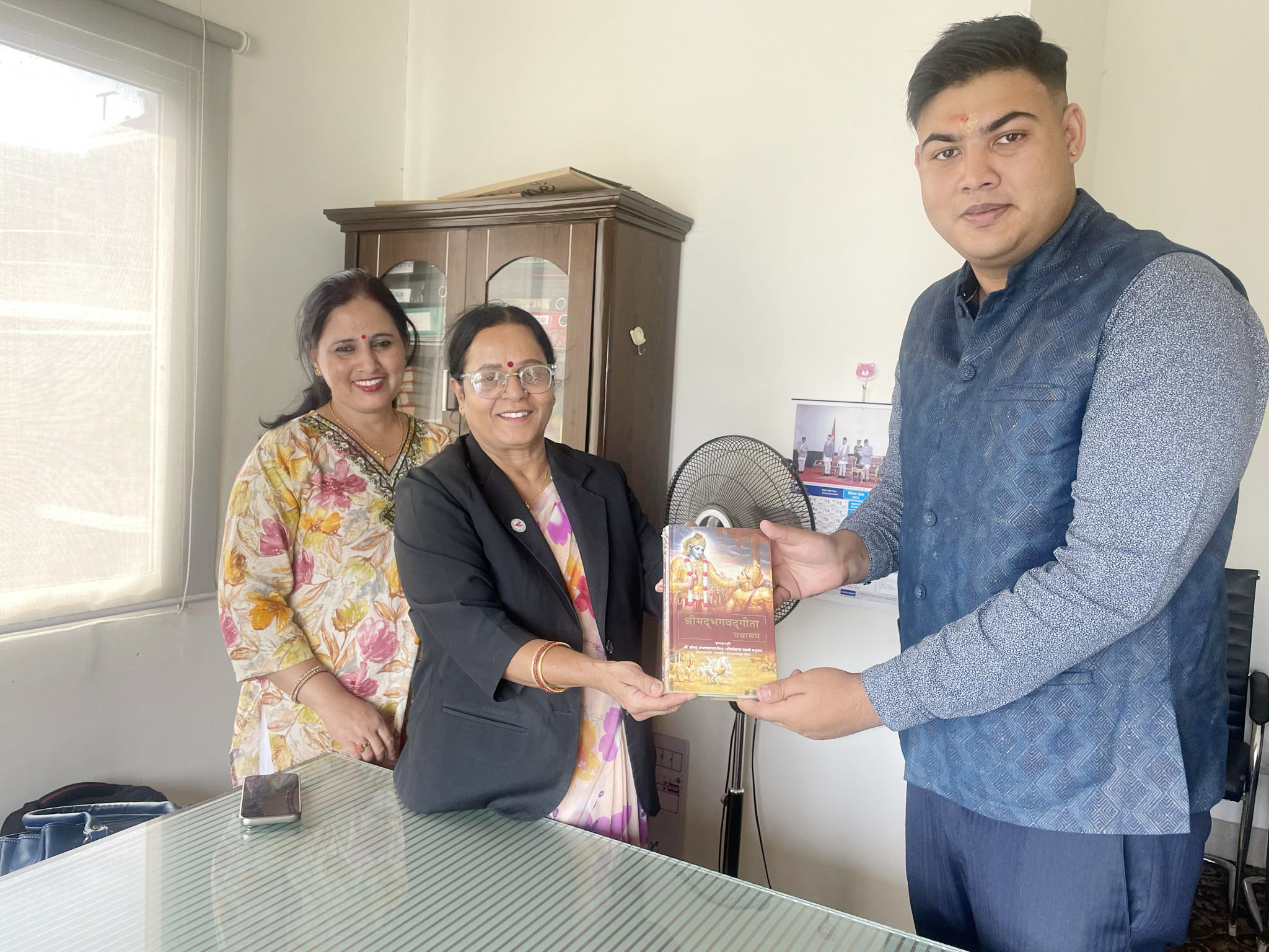 लोमस फर्मास्युटिकल्सका डाइरेक्टर प्रनवजङ्ग पाण्डेद्धारा बाल मन्दिरलाई विभिन्न धार्मिक ग्रन्थ र आर्थिक सहयोग हस्तान्तरण