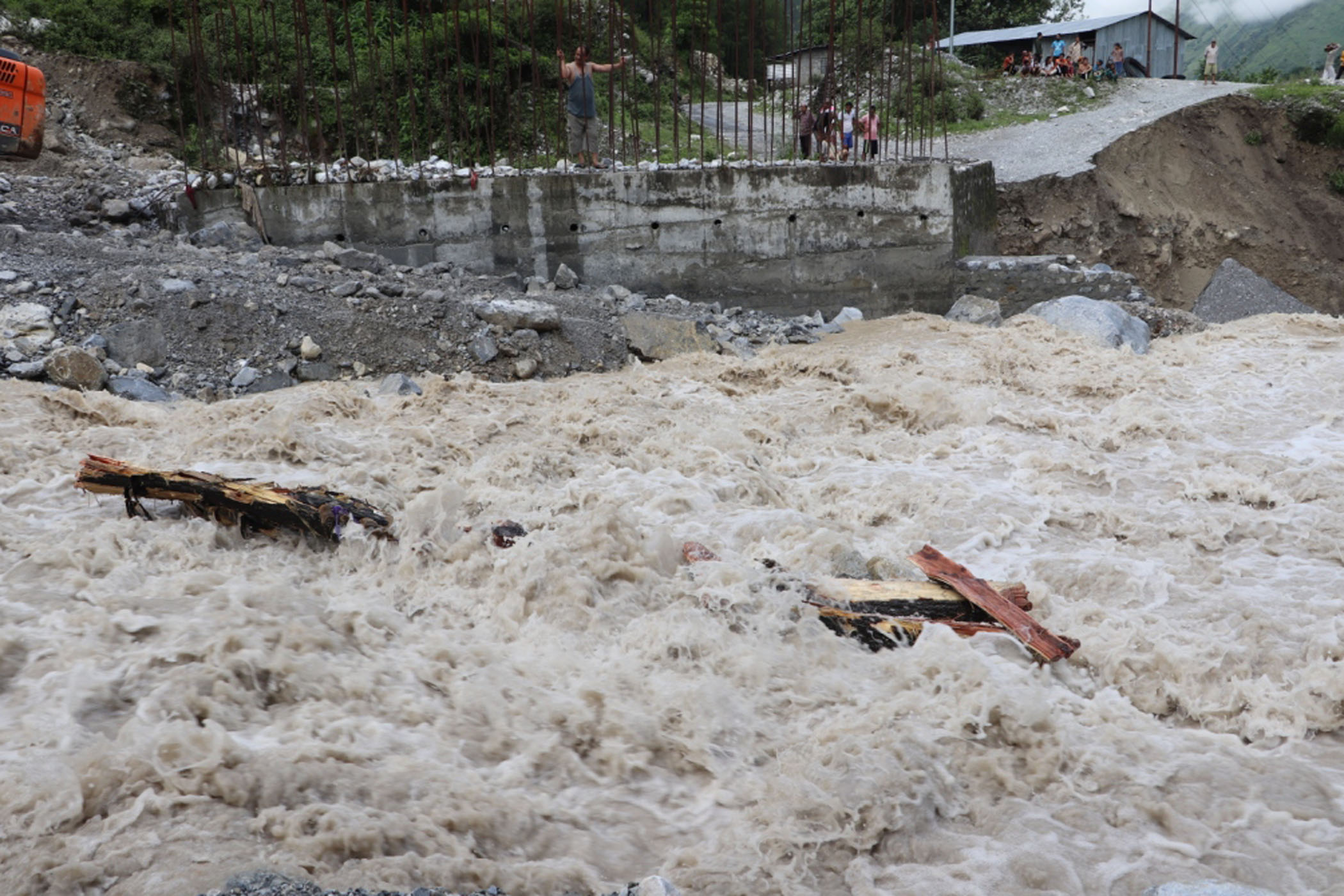 सर्रे खोला बाढीमा फसेका स्वास्थ्यकर्मीको सकुशल उद्धार