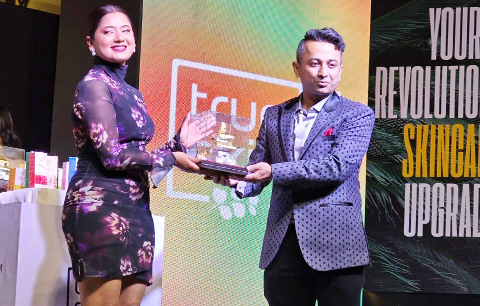 'ट्रु स्किन' ब्रान्डका १६ प्रकारका नयाँ स्वास्थ्यसौन्दर्य सामाग्री नेपाली बजारमा, कलाकारद्धय शेख र अधिकारीद्धारा समुद्घाटन