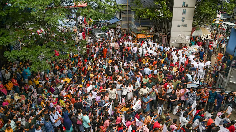 कोलकत्तामा महिला डाक्टरको बलात्कार र हत्याः टुटेको ब्लुटुथ इयरफोनले कसरी पुर्यायो अभियूक्तसम्म…