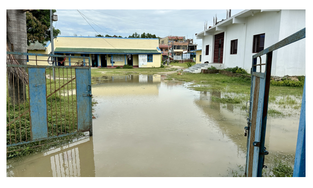 सुखीपुर स्वास्थ्य चौकी: सामान्य वर्षामै जलमग्न, बिरामी र स्वास्थ्यकर्मीलाई सास्ती