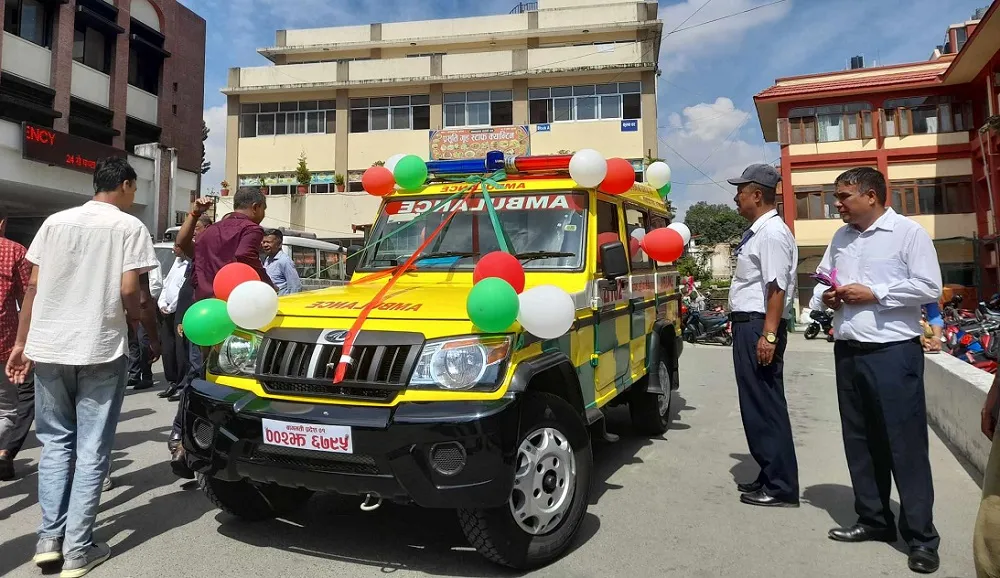 परोपकार तथा प्रसूति गृहलाई एम्बुलेन्स र एनेस्थेसिया मेसिन हस्तान्तरण