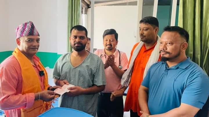 राप्रपाका महामन्त्री डा. धवलशमशेर राणाले गरे पार्टी कार्यकर्ता यादवको उपचारका लागि ५० हजार सहयोग