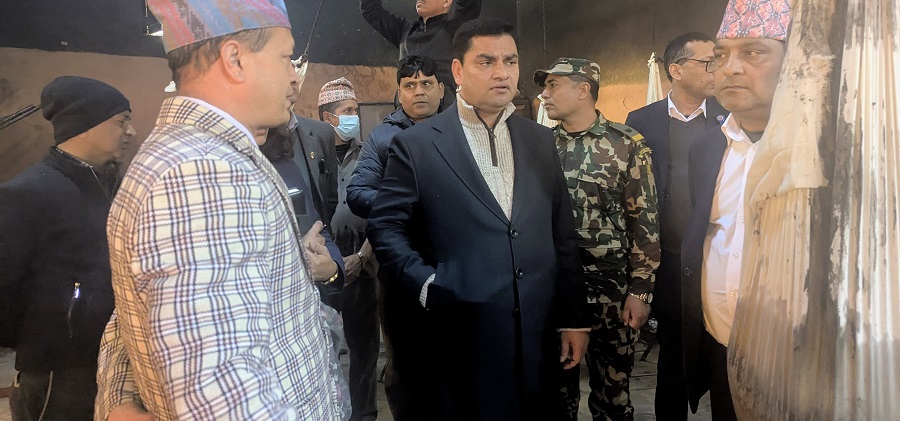 सिंहदरबार वैद्यखानाको अनुगमन गर्दै स्वास्थ्यमन्त्री पौडेलले भने–‘हरसम्भव उपाय लगाएर औषधि उत्पादन बढाउनु, खर्च सरकारले दिन्छ’