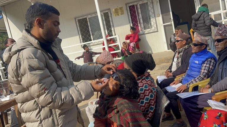 घिसिङ दिदीभाइ जसले एघार वर्षपछि आँखा देख्न पाए