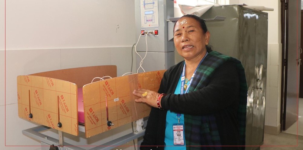 सुत्केरी कक्षमा ‘बेवी वाम’ मेसिन जडान भएपछि ३० वर्षदेखि सुत्केरी सेवा प्रदान गर्दै आएकी राजकुमारी गुरुङको खुसी