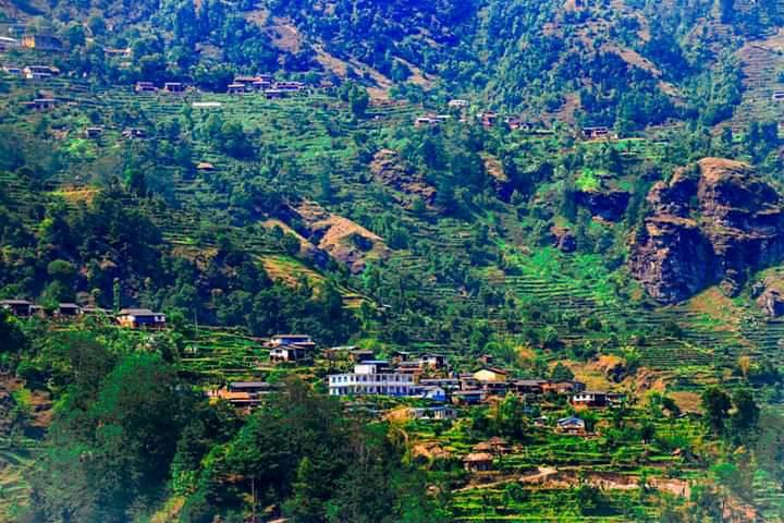 बिरामी हुँदा अस्पतालसम्म पुर्‍याउने मान्छेको समस्या, बसाईसराइले गाउँ रित्तियो