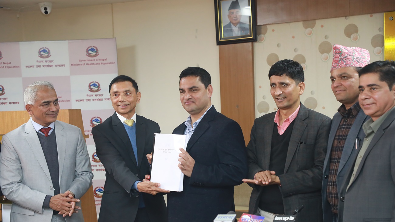 स्वास्थ्य बीमा सुधार समितिले बझायो स्वास्थ्यमन्त्री पौडेललाई प्रतिवेदन