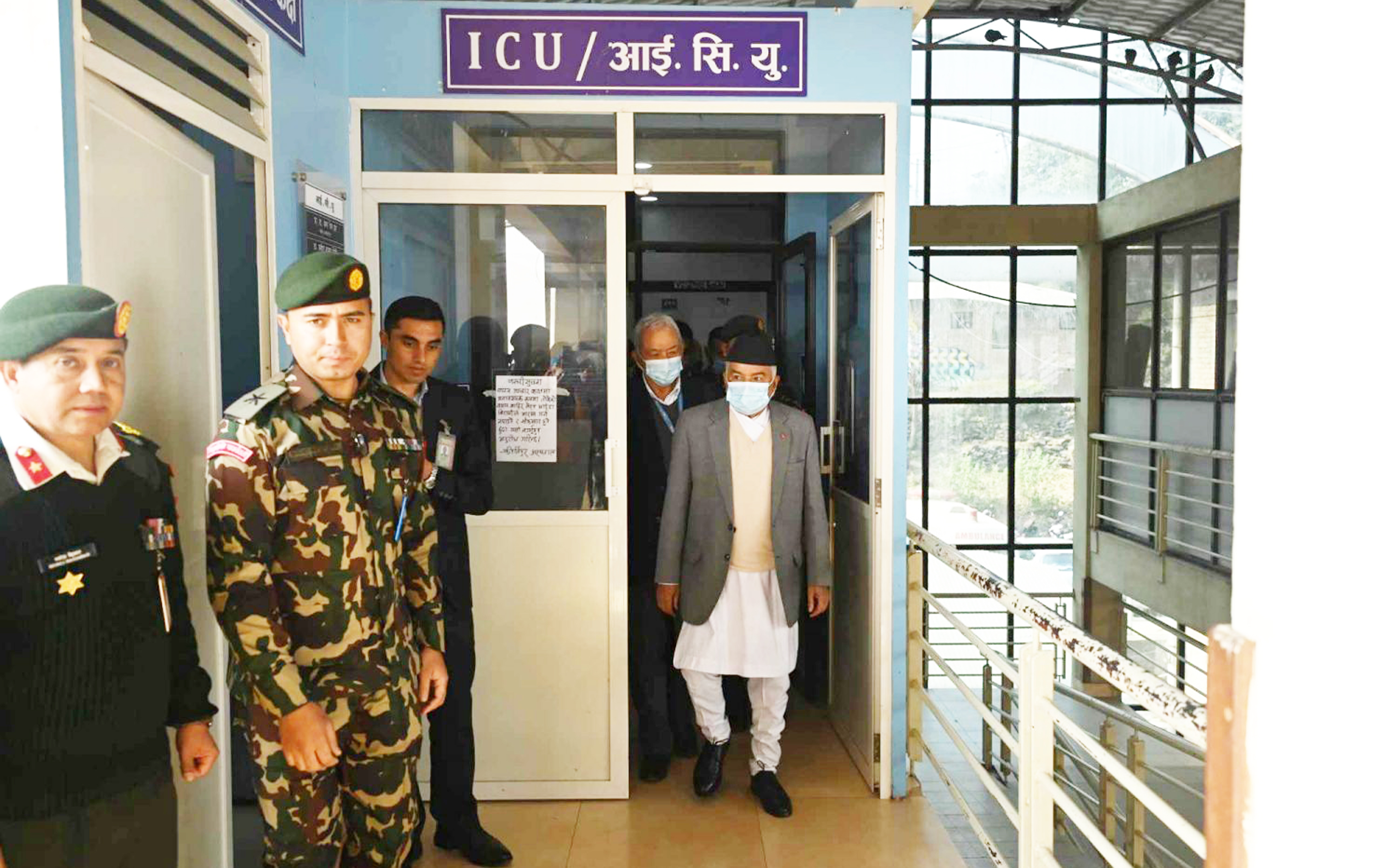 राष्ट्रपति पौडेल उपचाररत अथन्त्री विष्णु पौडेल भेट्न कीर्तिपुर वर्न अस्पतालमा