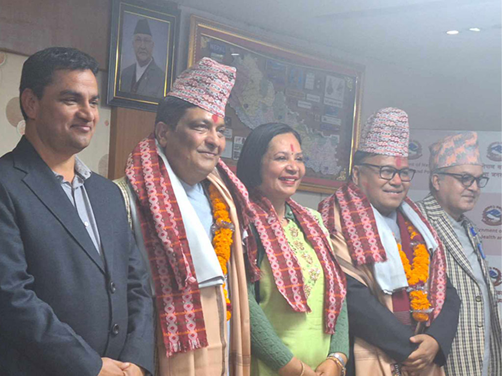 स्वास्थ्य सचिव डा. रोशन पोख्रेल र अतिरिक्त सचिव डा. दीपेन्द्र रमण सिंहको विदाई