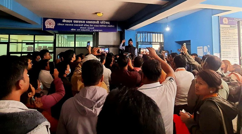 स्वास्थ्य व्यवसायी परिषद अध्यक्षको कार्यकक्षमा डेन्टल हाइजेनिस्टद्वारा तालाबन्दी