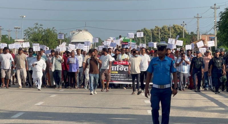 ढल्केबरमै ट्रमा सेन्टर बनाउन माग गर्दै राजमार्गमा चक्काजाम