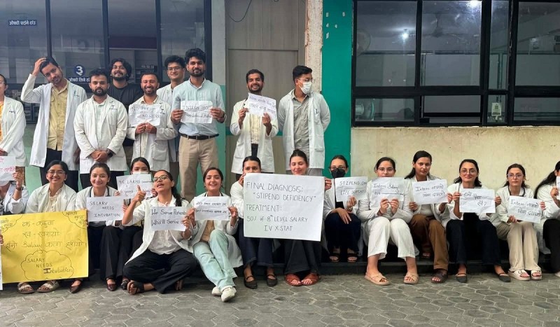 चिकित्सा शिक्षा संघर्ष अभियानको आह्वानमा मेडिकल कलेजअगाडि धर्ना