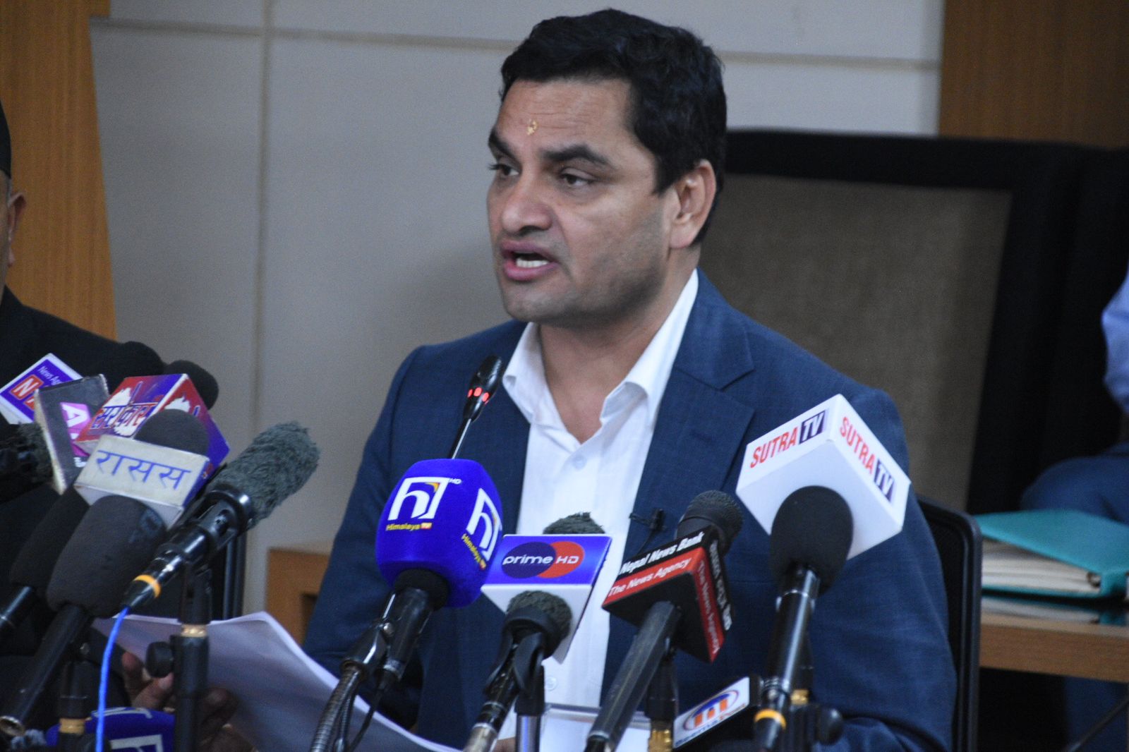 स्वास्थ्यकर्मी सरुवा रोक्न नेताहरूको दबाब: मन्त्री पौडेलको गुनासो