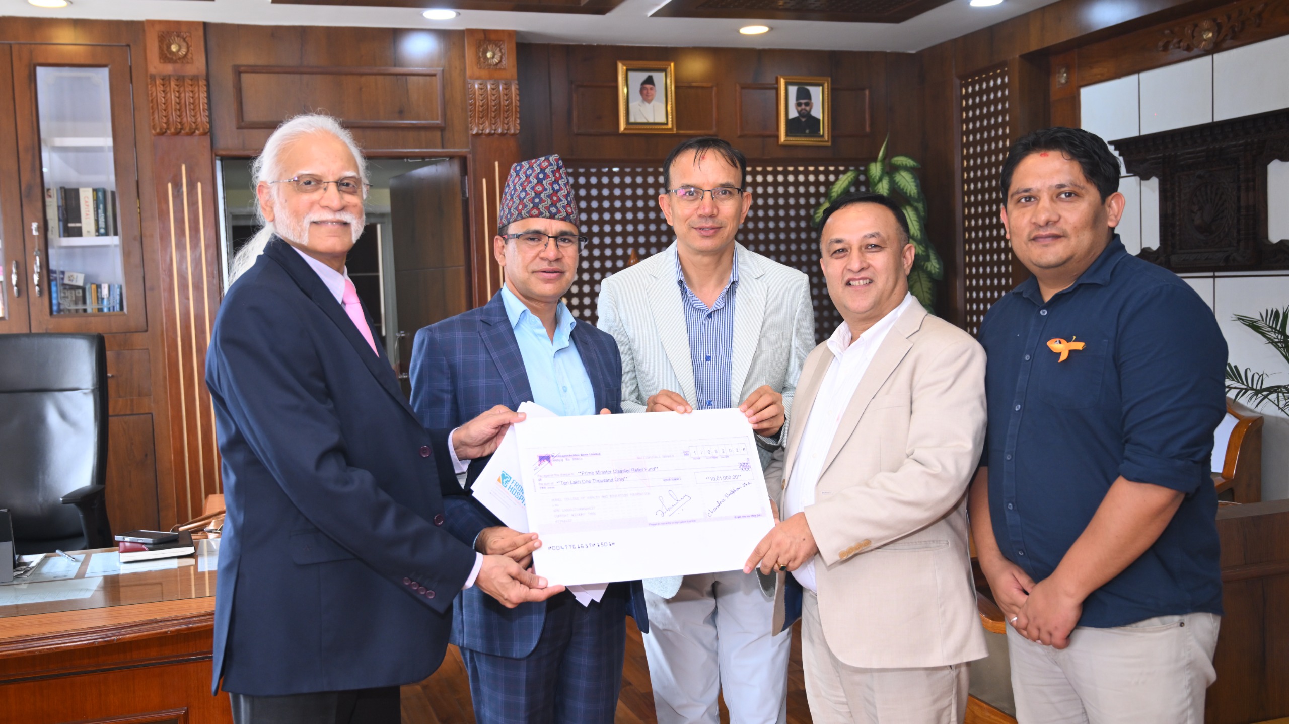 भोटेकोशी बाढी प्रभावितका लागि फ्रन्टलाइन अस्पतालद्वारा प्रधानमन्त्री दैवी प्रकोप उद्धार कोषमा सहयोग हस्तान्तरण