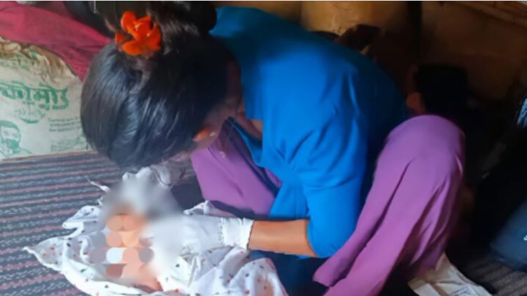 ६ घण्टा मुखबाट अक्सिजन दिई शिशुको ज्यान बचाएकी अनमीलाई मन्त्रीले गरे फोनमार्फत सम्मान