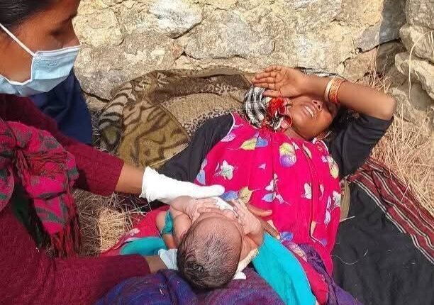 हिँडेर बर्थिङ सेन्टर जाँदै गरेकी महिलाले बाटोमै जन्माइन् शिशु