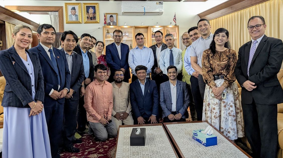 थाइल्याण्डमा रहेका नेपाली स्वास्थ्यकर्मीहरूबाट मन्त्री पौडेलले लिए सुझाव