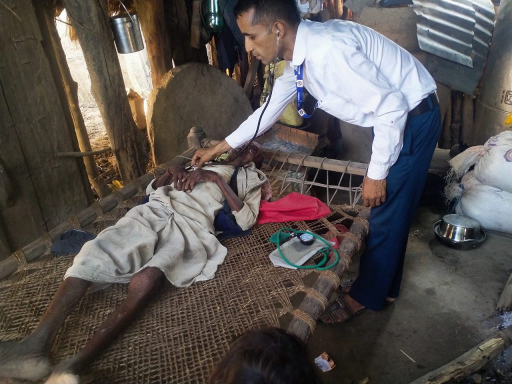 कटकुइयाँ स्वास्थ्य चौकीको घरदैलो सेवा : नागरिकलाई घरमै उपचार