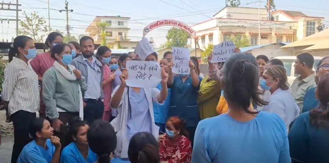 महंगी भत्ता  माग्दै करार स्वास्थ्यकर्मी आन्दोलित