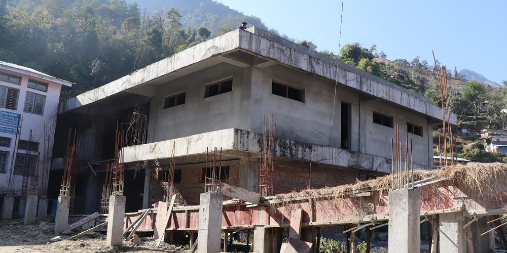 धवलागिरी अस्पताल भवन : तीन पटक म्याद थप्दा पनि आधा काम मात्रै